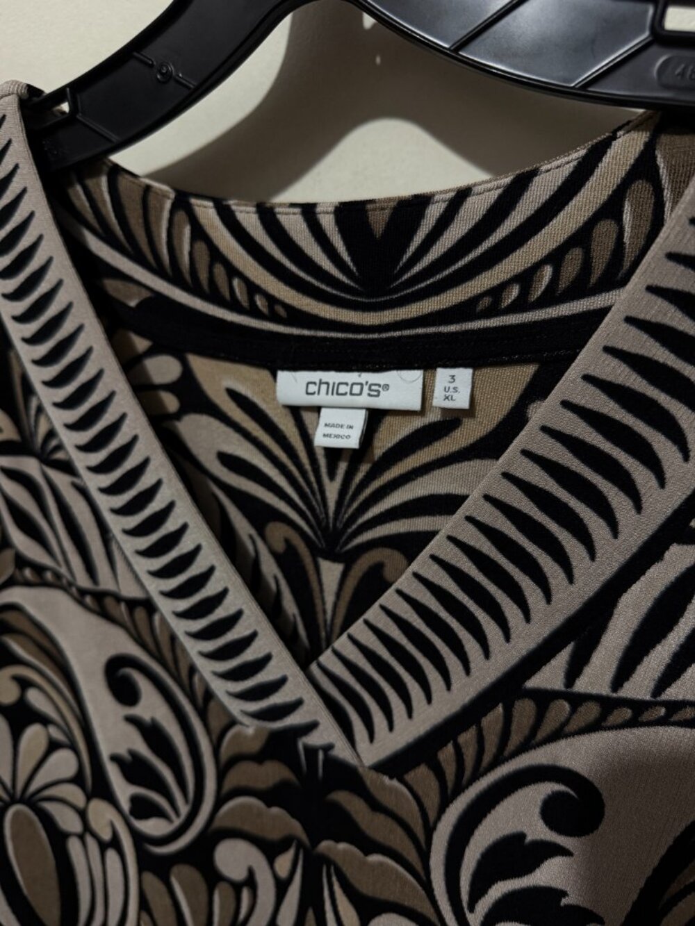 Chico's Size 3 XL Black Beige Paisley Scroll V-Neck Long Sleeve Tunic Top - Picture 5 of 16